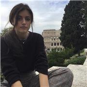 Diplomata in lingue e studentessa presso Università di Lingue